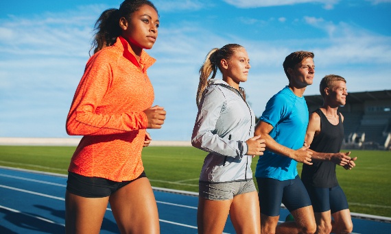 Kompletny plan suplementacji dla osób aktywnych — co brać przed i po treningu